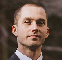 Analista di trading esperto nel mercato crypto, Thomas Whitfield, ritratto